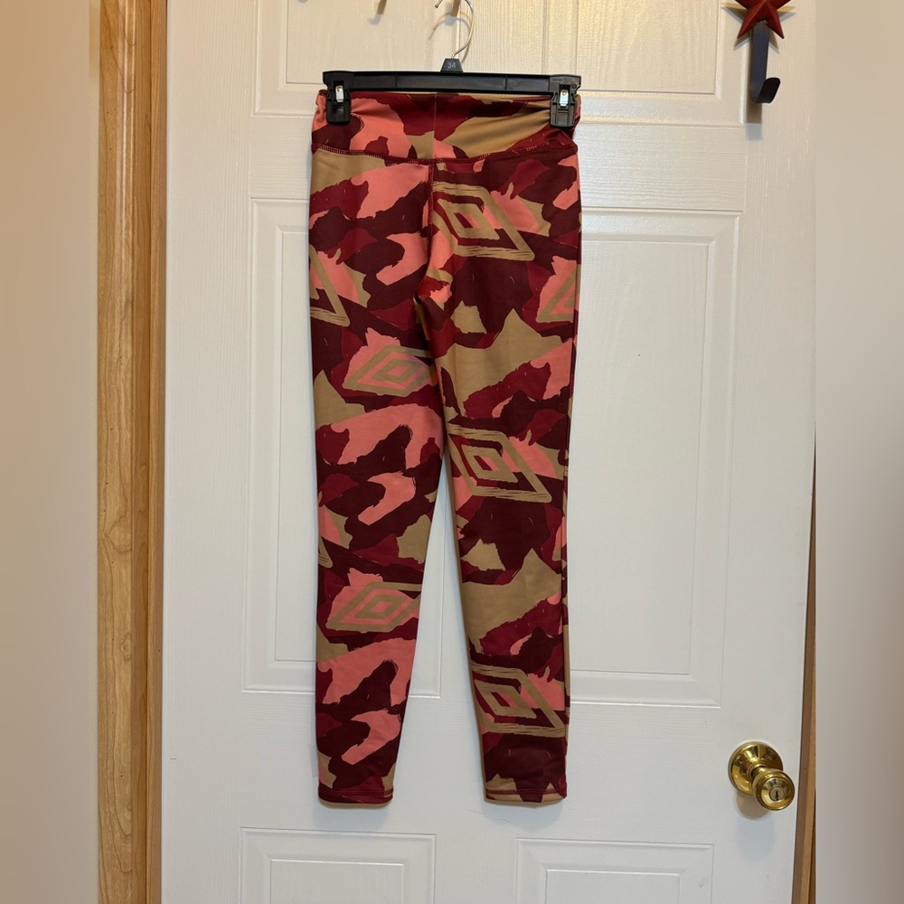 Umbro Sz M Burgundy Camo Athletic Pants NWOT😊😊